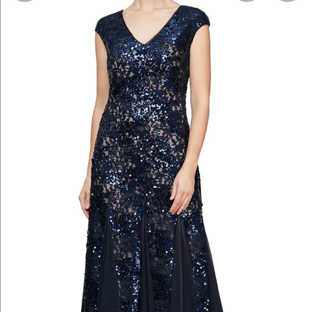 ALEX EVENINGS Women’s 10P Long V-neck Fit N Flare Sequin Gown With Cap Sleeve.